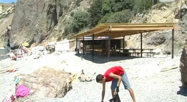 Яшмовый пляж в Севастополе принял первых отдыхающих Яшмовый пляж в Севастополе принял первых отдыхающих