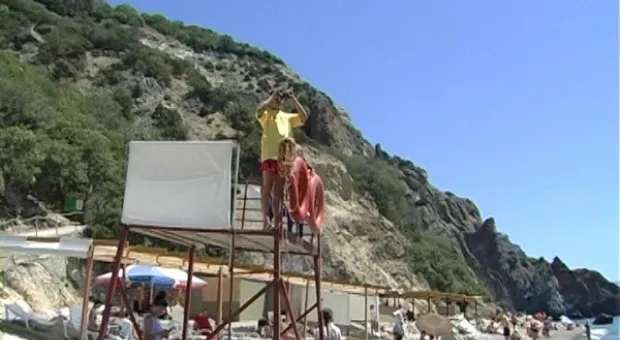 Яшмовый пляж в Севастополе принял первых отдыхающих Яшмовый пляж в Севастополе принял первых отдыхающих