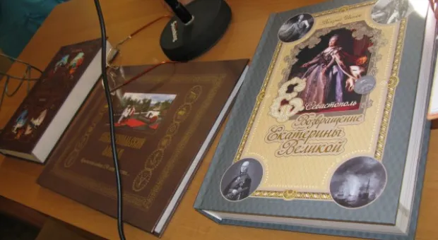 В преддверии юбилея Морской библиотеки в Севастополе презентовали книгу «Волшебных дум хранящая обитель»