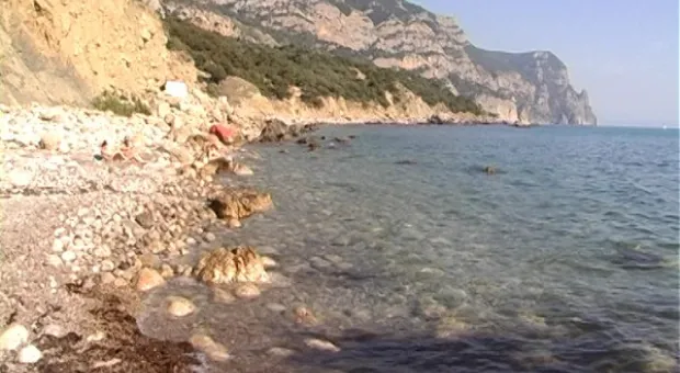 Золотой пляж с золотыми камнями