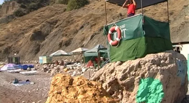 Золотой пляж с золотыми камнями