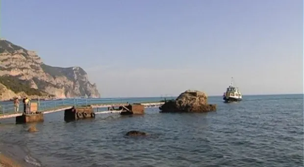 Золотой пляж с золотыми камнями