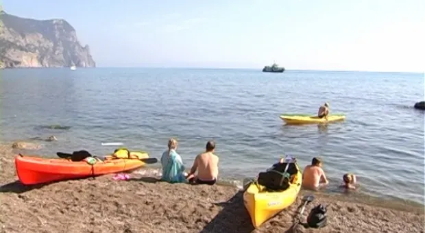 Золотой пляж с золотыми камнями