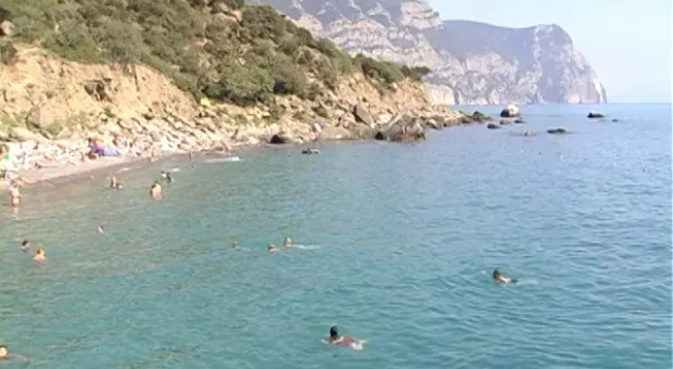 Золотой пляж с золотыми камнями