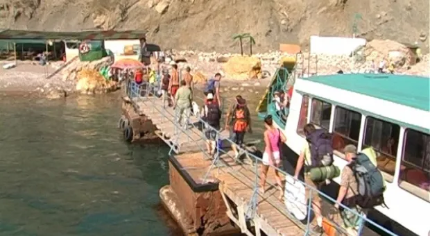 Золотой пляж с золотыми камнями