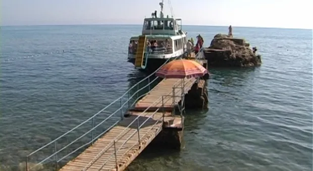 Золотой пляж с золотыми камнями