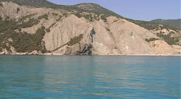 Золотой пляж с золотыми камнями