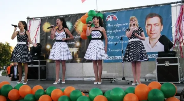 Жители Гагаринского района отметили День города концертом, танцами и фейерверком