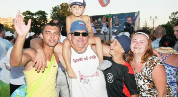 Жители Гагаринского района отметили День города концертом, танцами и фейерверком