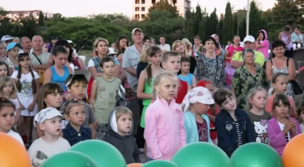 Жители Гагаринского района отметили День города концертом, танцами и фейерверком