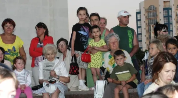 Жители Гагаринского района отметили День города концертом, танцами и фейерверком