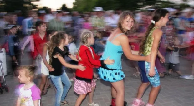 Жители Гагаринского района отметили День города концертом, танцами и фейерверком