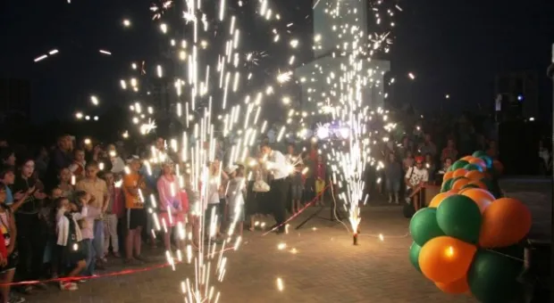 Жители Гагаринского района отметили День города концертом, танцами и фейерверком