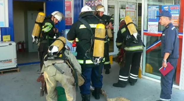 Севастопольские спасатели «тушили пожар» в гипермаркете «Эпицентр К»