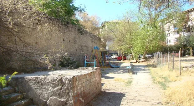 Жители ул. Гоголя бьют тревогу: с подпорной стенки падают камни прямо на детскую площадку