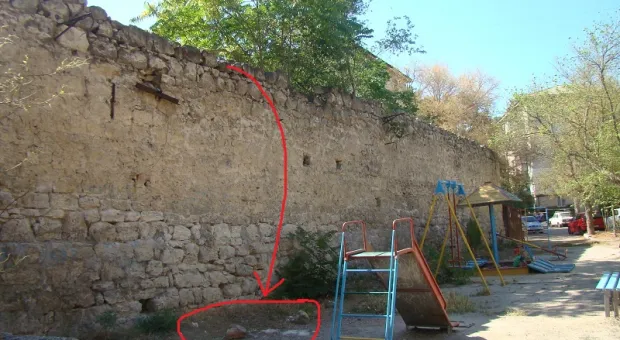 Жители ул. Гоголя бьют тревогу: с подпорной стенки падают камни прямо на детскую площадку