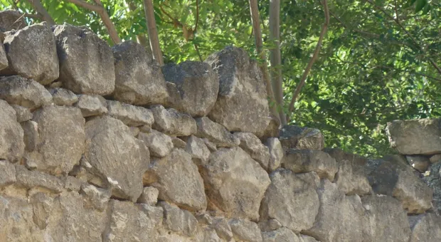 Жители ул. Гоголя бьют тревогу: с подпорной стенки падают камни прямо на детскую площадку