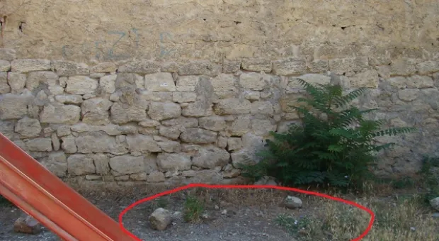 Жители ул. Гоголя бьют тревогу: с подпорной стенки падают камни прямо на детскую площадку