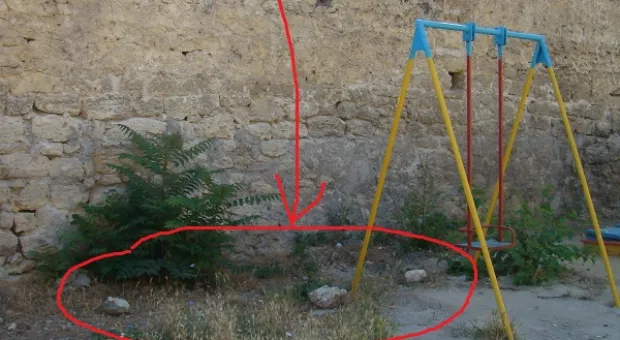 Жители ул. Гоголя бьют тревогу: с подпорной стенки падают камни прямо на детскую площадку