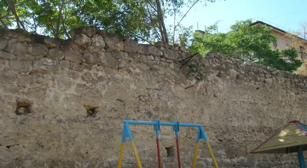 Жители ул. Гоголя бьют тревогу: с подпорной стенки падают камни прямо на детскую площадку