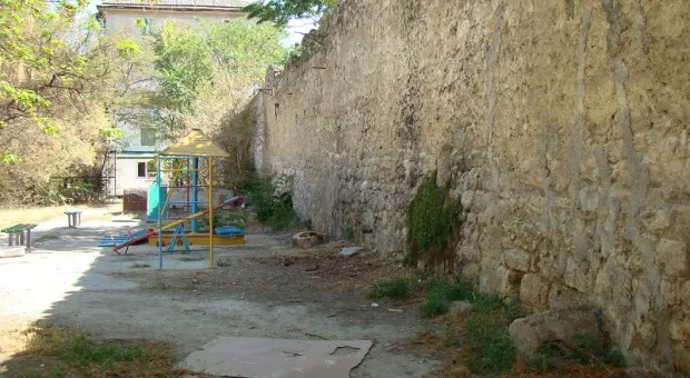 Жители ул. Гоголя бьют тревогу: с подпорной стенки падают камни прямо на детскую площадку