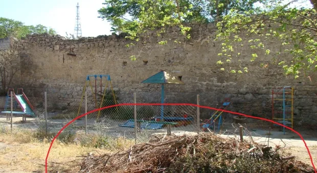 Жители ул. Гоголя бьют тревогу: с подпорной стенки падают камни прямо на детскую площадку