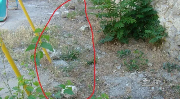 Жители ул. Гоголя бьют тревогу: с подпорной стенки падают камни прямо на детскую площадку