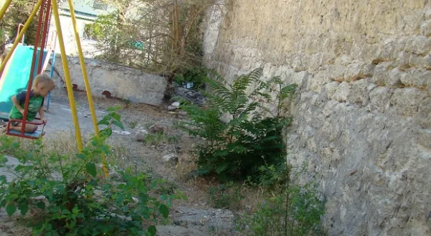 Жители ул. Гоголя бьют тревогу: с подпорной стенки падают камни прямо на детскую площадку