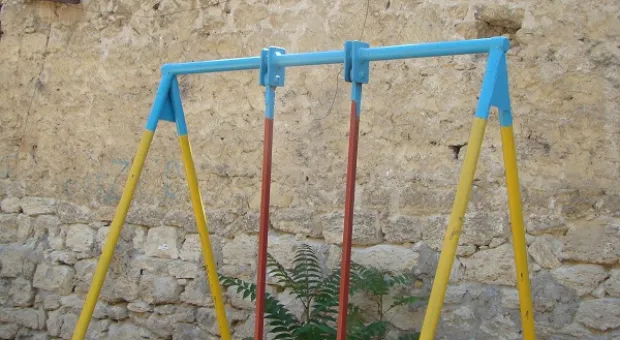 Жители ул. Гоголя бьют тревогу: с подпорной стенки падают камни прямо на детскую площадку