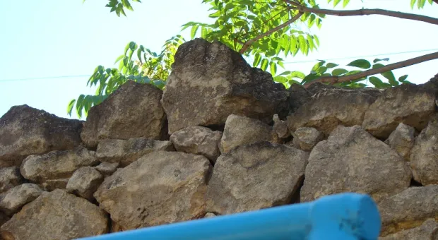 Жители ул. Гоголя бьют тревогу: с подпорной стенки падают камни прямо на детскую площадку