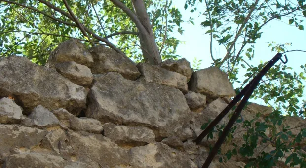 Жители ул. Гоголя бьют тревогу: с подпорной стенки падают камни прямо на детскую площадку