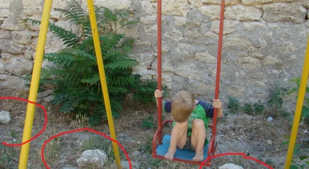 Жители ул. Гоголя бьют тревогу: с подпорной стенки падают камни прямо на детскую площадку