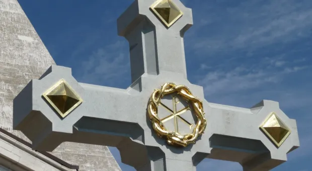 В Севастополь доставлен крест для Свято-Никольского храма. В День ВМФ России его освятят