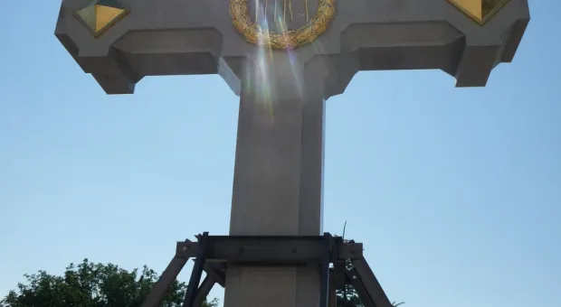 В Севастополь доставлен крест для Свято-Никольского храма. В День ВМФ России его освятят