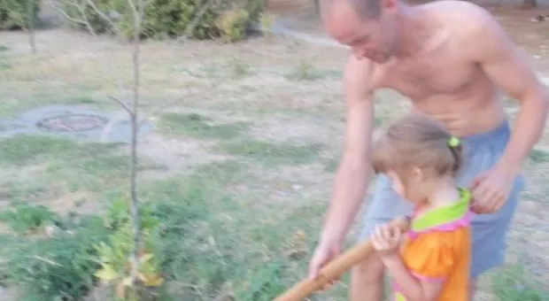 Севастопольцы полили молодые катальпы в сквере Ахматовой. Протестная акция самоорганизованных жителей