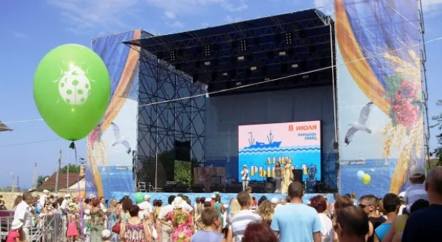 Праздник продолжается. На сцене дети и внуки рыбаков, поздравления издалека и интервью с председателем РГА Олегом Сердюком