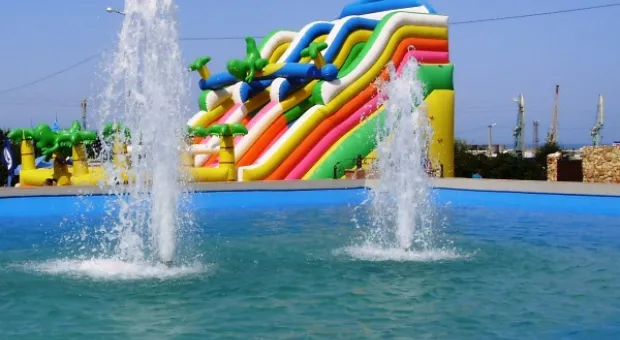 Праздник продолжается. На сцене дети и внуки рыбаков, поздравления издалека и интервью с председателем РГА Олегом Сердюком