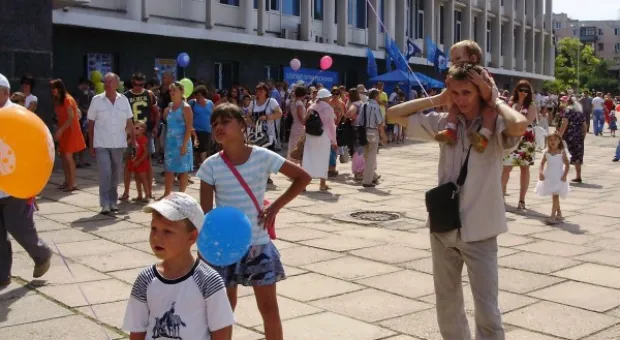 Праздник продолжается. На сцене дети и внуки рыбаков, поздравления издалека и интервью с председателем РГА Олегом Сердюком