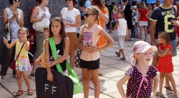 Праздник продолжается. На сцене дети и внуки рыбаков, поздравления издалека и интервью с председателем РГА Олегом Сердюком