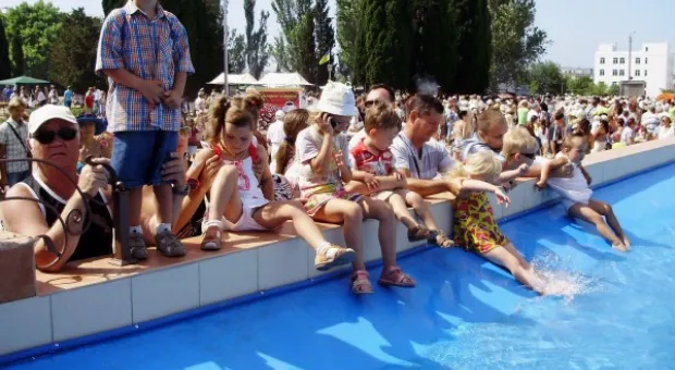 Праздник продолжается. На сцене дети и внуки рыбаков, поздравления издалека и интервью с председателем РГА Олегом Сердюком