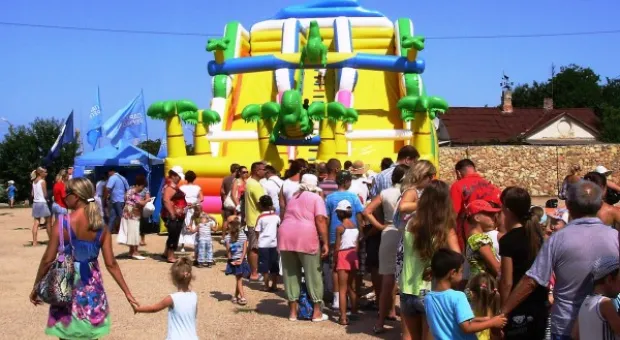 Праздник продолжается. На сцене дети и внуки рыбаков, поздравления издалека и интервью с председателем РГА Олегом Сердюком