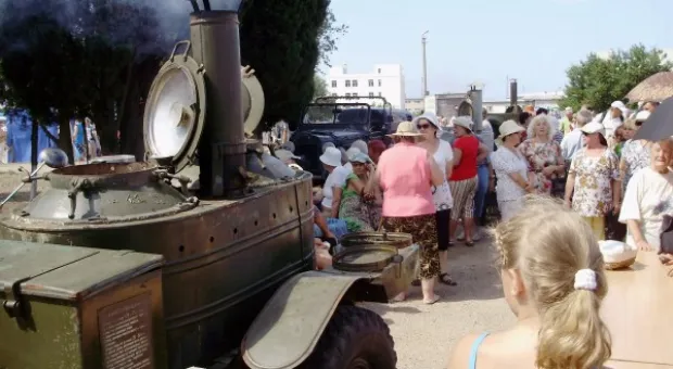 Праздник продолжается. На сцене дети и внуки рыбаков, поздравления издалека и интервью с председателем РГА Олегом Сердюком