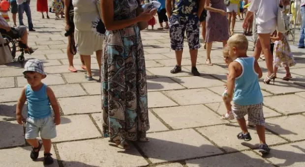 Праздник продолжается. На сцене дети и внуки рыбаков, поздравления издалека и интервью с председателем РГА Олегом Сердюком