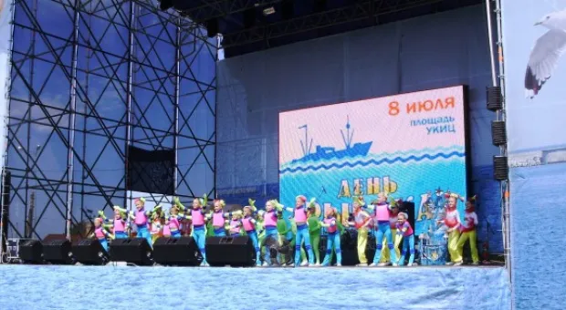 Праздник продолжается. На сцене дети и внуки рыбаков, поздравления издалека и интервью с председателем РГА Олегом Сердюком