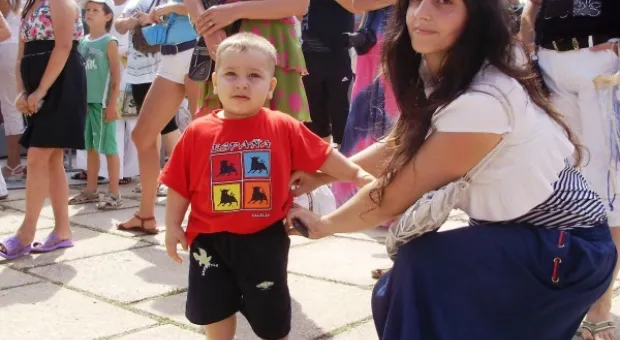 Праздник продолжается. На сцене дети и внуки рыбаков, поздравления издалека и интервью с председателем РГА Олегом Сердюком
