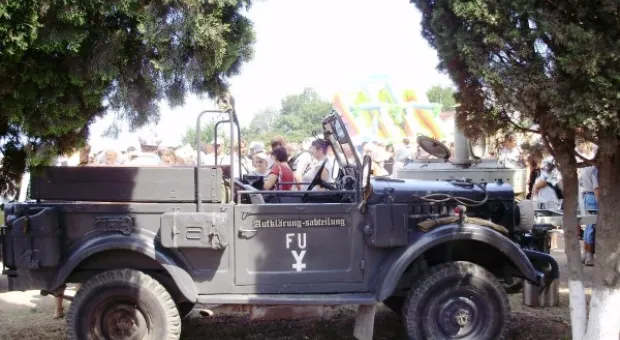 Праздник продолжается. На сцене дети и внуки рыбаков, поздравления издалека и интервью с председателем РГА Олегом Сердюком