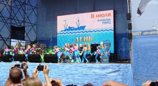 Праздник продолжается. На сцене дети и внуки рыбаков, поздравления издалека и интервью с председателем РГА Олегом Сердюком