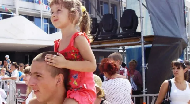 Праздник продолжается. На сцене дети и внуки рыбаков, поздравления издалека и интервью с председателем РГА Олегом Сердюком