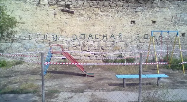 Рвение городских служб по огораживанию детской площадки от камнепада превысила ожидания - сигнальной лентой обмотали уже и качели, на очереди перенос площадки или все-таки ремонт стены?