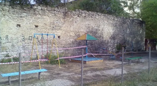 Рвение городских служб по огораживанию детской площадки от камнепада превысила ожидания - сигнальной лентой обмотали уже и качели, на очереди перенос площадки или все-таки ремонт стены?